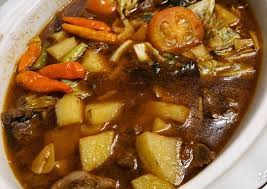 400 gr daging sapi, 100 gr kol, 2 buah tomat (besar), 8 siung bawang merah, 10 buah cabe rawit merah, 2 btng daun bawang, 1 bks santan instant, 5 siung bawang putih, 6 butir bawang merah, 1 sdt ketumbar, 1 sdt lada, 3 butir kemiri, 1 ruas kunyit, 1 ruas jahe, 2 btng serai memarkan. Resep Tongseng Sapi Ala Resto