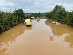 İş yerlerinin 10 dakikada sular altında kaldığını söyleyen bölge esnafı, birçok malzemelerini kurtaramadıklarını adeta canlarını zor kurtardıklarını anlattı. Almanya Da Son 200 Yilin En Buyuk Sel Felaketi Son Dakika Haberleri