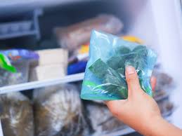 Remove the spinach from the ice water after a few minutes and set them out on paper towels to allow them air dry. 4 Ways To Freeze Spinach Wikihow