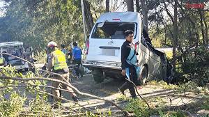 รถตู้ พาผู้โดยสารไปรับปริญญา คนขับวูบหลับใน ตกถนน ชนต้นไม้จังๆเจ็บระนาว