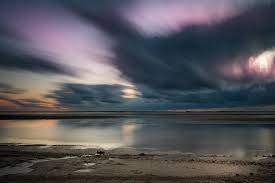 zonsondergang met bewegende wolken van kim bellen op canvas behang en meer zonsondergangen wolken kunstwerk