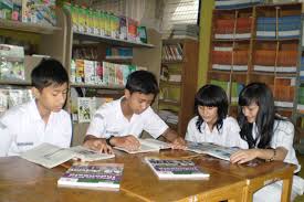 Karena hanya dengan membaca manusia bisa menambah pengetahuan. 29 Gambar Kartun Anak Membaca Buku Di Perpustakaan Gambar Kartun Hd