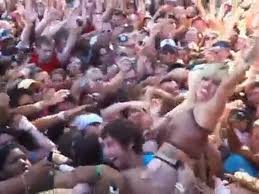 Lady Gaga Crowd Surfing Lollapalooza 2010 - video Dailymotion