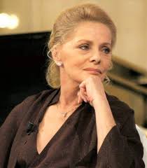 Non dobbiamo mai arrivare a odiare le persone che hanno fatto finta di  esserci amiche e poi si sono rivelate false e interessate. Non meritano  nulla, meno che mai il nostro