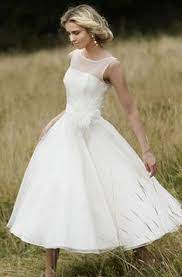 Pubblichiamo sia acconciature semplici con tutorial per imparare sia pettinature eleganti per cerimonie, raccolti per matrimoni e per le spose. 80 Idee Su Abiti Sposa Matrimonio Civile Nel 2021 Sposo Matrimonio Matrimonio Civile Abiti