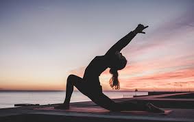 La palabra en sí se deriva de sanscrit y significa originada en la india, el yoga se introdujo en el oeste a finales del siglo xix y principios del siglo xx. 60 Frases De Yoga Inspiradoras Y Positivas