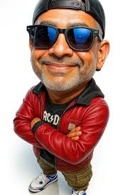 Prompt: Con la foto adjunta crear un personaje de caricatura 3D con un  estilo realista, cabeza grande, usando gorra hacia atrás, gafas de sol  modernas con lentes azules, camisa negra acdc, chaqueta