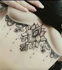 Pin Von Amanda Auf My Favorite Ink Unterbrust Tattoo Tattoo Ideen Traum Tattoos