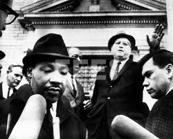 MARTIN LUTHER KING SALE DE PRISIÓN.- Selma (Alabama, Estados Unidos),  5-2-1965.- El reverendo Martin Luther King, hace unas declaraciones a los  medios de comunicación tras salir de prisión