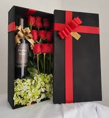 Recomendaciones para acertar al elegir el vino. Caja Con Botella De Vino Y Rosas Arreglos Florales Para Hombre Arreglo Con Cervezas Arreglos Con Botellas