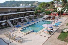 U neposrednoj blizini je megamarket, kao i više manjih marketa, kao i mnogobrojni cafe barovi, restorani, suvernirice. Vila Sarti Inn Sarti Sitonija Barcino Tours