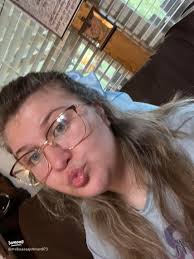 Choosing Between Glasses and Contact Lenses: What's Right for You?