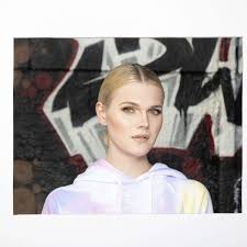 Andrea knauer vor 17 tage +1. Gntm Kandidatin Lucy In Kassel Wird Sie Uberall Erkannt Welt