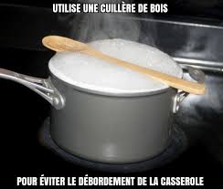 On Vous Donne Deux Petits Trucs Tres Faciles Pour Eviter De Faire Des Degats Dans La Cuisine In 2020 Simple Life Hacks Kitchen Hacks Hacks