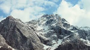 Nach der flutwelle in der höllentalklamm an der zugspitze hat die polizei die suche nach einem vermissten am dienstagabend vorerst . Flutwelle In Hollentalklamm Reisst Brucke Weg Suche Nach Vermissten Dauert An