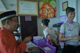 Untuk pekerja yang bekerja di pengguna badan hukum, seperti pekerja manufaktur, perawat di panti jompo, pekerja konstruksi dan nelayan mendapatkan gaji minimum sebesar 22.000 dolar taiwan atau sekitar rp 10 juta. Kisah Pekerja Islam Di Restoran Solaria Demi Tugas Terpaksa Lepas Kerudung Imbalo Namaku