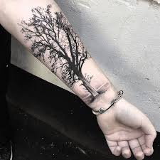 Ein Ganz Realistisches Tattoo Von Baum Des Lebens Blackwork Tattoo Tattoo Muster Tree Of Life Tattoo Life Tattoos Tree Tattoo Forearm