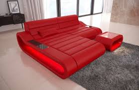 Das kräftige rot der sitzfläche macht dieses ecksofa zu einem besonderen hingucker, der in kombination mit einem kunstleder korpus in schwarz edel wirkt. Couch Concept In Leder Als L Form Klein Und Der Farbe Rot