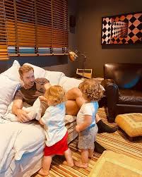 Ele é casado há quatro anos. Paulo Gustavo Se Derrete Com Foto De Marido E Filhos Os 3 Amores Da Minha Vida Revista Marie Claire Celebridades