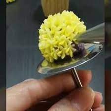 Pin By Rukaiya Bakkalla On Video Di Cake Buttercream Flowers Cake Classes Billy Buttons