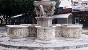 Η κρήνη μοροζίνι βρίσκεται στην πλατεία. Hrakleio H Plateia Twn Liontariwn Ana Toys Aiwnes Entypwsiakes Eikones Cretapost Gr