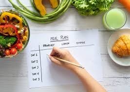 Menu diet di malam hari sebaiknya hindari makanan yang mengandung karbohidrat serta kalori yang tinggi, karena malam hari saatnya tubuh diam (tidak melakukan aktifitas fisik). Menu Diet Mulai Dari Sarapan Hingga Makan Malam Yang Wajib Kamu Coba Sonora Id