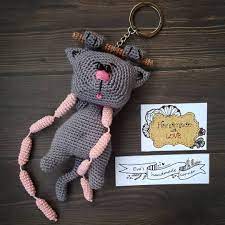 amigurumi brelok kotofeich s sosiskami vysota 12 sm bez ucheta hvosta neobychajno zabavnyj kot dolgo dumala na chto ego milye igrushki kryuchkom vyazanie brelok