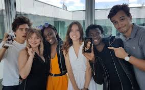 A chaque saison, nous suivons le parcours d'un personnage et découvrons au fil des événements, la vie de ce groupe d'amies iconiques, mais aussi celle des garçons qu'elles côtoient. Skam Saisons 3 4 Des Histoires Plus Francaises Et Plus Belges La Loi Des Series Cartographie De L Univers Des Series