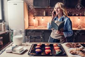 Si quieres darles un toque personal a estas lentejas puedes añadir alguna especie extra que te encante. Atractiva Mujer Senior Esta Cocinando En La Cocina La Abuela Esta Leyendo La Receta Y Hablando Por Telefono Inteligente Mientras Hace Una Deliciosa Coccion Fotos Retratos Imagenes Y Fotografia De Archivo Libres