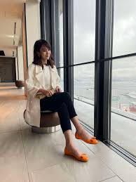 フェラガモの「ヴァラ」と「ヴァリナ」でカラフルな冒険！ ライター嶋田桂以子のリアルコーデ実例集 – STORY [ストーリィ] オフィシャルサイト