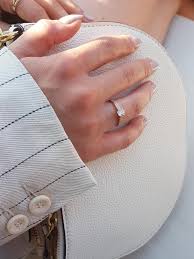 An welche hand gehört der verlobungsring. Verlobungsringe Mit Diamanten Online Kaufen 21diamonds