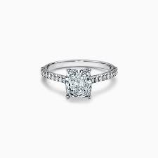 Clásico anillo de compromiso para diamante central corte redondo en montura de borde afilado y seis uñas. Anillos De Compromiso Unicos Tiffany Co
