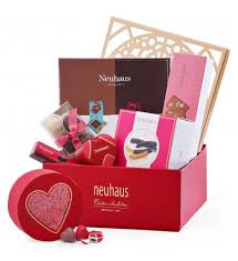 Coffret De Luxe Neuhaus En 2020 Panier Cadeau Cadeau De Felicitations Bouquet De Chocolats