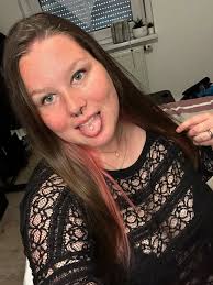 im ugly, but: 1. i text back in 3 sec 2. im funny 3. i eat 🍆✨ 4. I dont  need your money