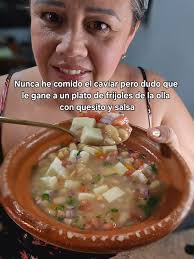 Un platito de frijoles de la olla, con queso y salsita bandera es realmente  un MANJAR