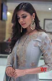 Malavika mohanan, who made her debut in tamil with rajinikanth's petta as a village belle poongodi, has shared pictures from her new photoshoot. Actress Malavika Mohanan Stills From Petta Pre Release Event In Punit Balana Outfit Social News Xyz Most Beautiful Indian Actress Beautiful Indian Actress Bollywood Girls