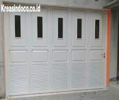 Rumah merupakan istana bagi setiap kelaurga, tentu akan menjadi tempat yang menyegarkan bagi anda dan keluarga kalau di atur dan di rancang dengan se unik mungkin, tidak terkecuali cat pintu. Inspirasi Penting 55 Cat Pintu Garasi Besi