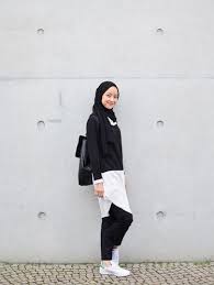 Style kuliah hijab rok, fashion wanita berhijab untuk kuliah, ootd hijab simple ke kampus. Foto Gaya Hijab Simple Anak Kuliah Ala Hijabers Cantik Gita Savitri
