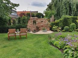 Ruinenmauer Selber Bauen Altpreussische Backsteine Mediterrane Dachziegel In 2020 Ruinenmauer Steinmauer Garten Ruinen