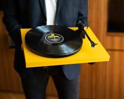 Image of Pro-Ject Debut Carbon EVO record player