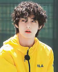 Maybe you would like to learn more about one of these? Fotos Von Taehyung Mit Lockigem Welligem Haar Korebu Com De