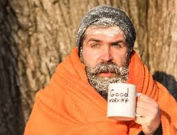 The Daily Rhythms (engelsk). En skjeggete mann med krus. Frokostkonsept.  Mann med skjegg i badekåpe nyter morgenkaffe. Fyren i klær har kaffekopp.  Morgenen begynner med kaffe