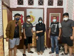 Arisan sudah waktunya pulang read online. Pernah Tarik Kembali Uang Sumbangan Selebgram Dea Ditangkap Polisi Kasus Uang Arisan Indozone Id
