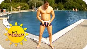PUSH UP BADEHOSE FÜR MÄNNER: So wird sein bestes Stück größer! | SAT.1  Frühstücksfernsehen | TV - YouTube