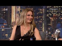 Συστήθηκε στο τηλεοπτικό κοινό μέσω της σειράς «γυναίκα χωρίς όνομα», υποδυόμενη τη μαρίνα αντωνιάδου, μια νεαρή κοπέλα που χάνει τη νεογέννητη κόρη της και. H Ntora Makrygiannh Apokalypse Ti Doyleia Ekane Prin Thn Ypokritih Youtube