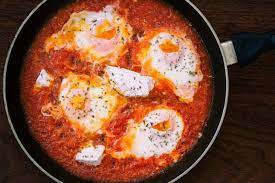 Uova al tegamino con formaggio. Uova In Salsa Di Pomodoro Uova In Purgatorio E Shakshuka