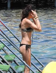 Ataizi, muhabirlere poz verip sohbet ederken oğlu leon çok sevdiği yemek olan taco yiyerek vakit geçirdi. Hande Ataizi Mankenlere Tas Cikartti Temiz Magazin