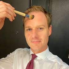 He's known for presenting bbc breakfast from 2016. Dan Walker Gives Glimpse Behind The Scenes At A Socially Distanced Bbc Breakfast Make Up Fails Included Manchester Evening News