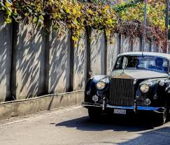 Dacă vă întrebaţi de câţi ani ar avea nevoie un angajat cu salariul mediu pe economie să intre în top 300 cei mai bogati români, răspunsul e simplu, peste. Cei Mai Bogati Romani In 2015 Tiriac Ramane Pe Primul Loc Becali Revine In Top Cu O Avere De 300 De Mil De Euro