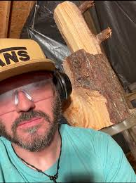 Completing a 4-foot bear carving in one day with a chainsaw